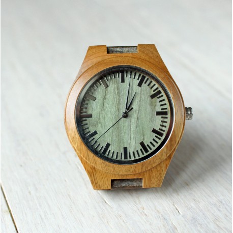 Drewniany zegarek z zieloną tarczą